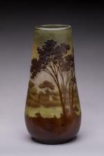 Gallé
Vase de forme cylindrique en verre gravé à l'acide à...