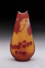 Gallé
Vase de forme conique en verre gravé à l'acide à...