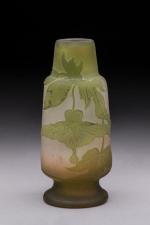 Gallé
Vase de forme cylindrique sur piédouche en verre gravé à...