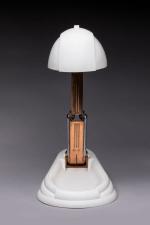 Jumo
Lampe de bureau articulée à calotte orientable et rétractable, modèle...