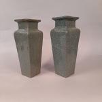 Paire de vases quadrangulaires en céramique émaillée céladon craquelé. 
Chine,...