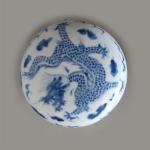 BOITE circulaire en porcelaine bleu blanc, à décor d'un dragon...
