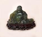 Sujet en serpentine, représentant un Bouddha. Chine, XXe siècle. H:...