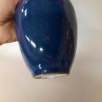 Vase balustre en porcelaine émaillée bleu. Chine, fin XIXe siècle....