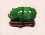 Sujet en céramique vernissée verte, représentant un cochon. Chine. L:...