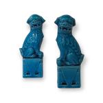 Paire de lions bouddhiques en céramique émaillée bleu turquoise. Chine,...
