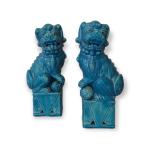 Paire de lions bouddhiques en céramique émaillée bleu turquoise. Chine,...