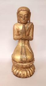 Important sujet en bois laqué or, représentant un adorant. Birmanie,...