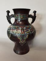 Vase en bronze et émaux champlevés, à décor archaïsant de...