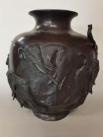 Vase en bronze de patine brune, à décor d'éléphant, l'un...
