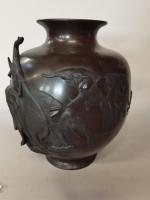 Vase en bronze de patine brune, à décor d'éléphant, l'un...