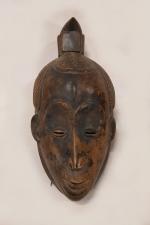 Masque d'homme en bois dans le style de l'afrique de...