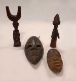 2 petits masques en bois et 2 statuettes