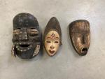 Ensemble de trois masques en bois polychrome et métal comprenant:...