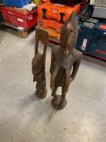 Deux sculptures anthropomorphes en bois dans le style africain. Petits...