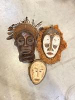 3 masques en bois polychrome à décor de  paille...