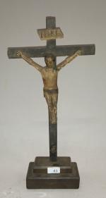 ART POPULAIRE: Crucifix domestique en bois  teinté et polychrome.H...