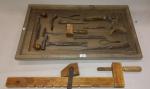 ART POPULAIRE:  Cadre en bois de présentation d'outils de...