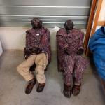 Deux mannequins en bois figurant un couple de béninois ,...