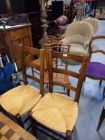 LOT de cinq chaises comprenant: Une chaise en bois et...