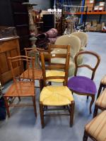 LOT de cinq chaises comprenant: Une chaise en bois et...