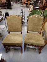 Deux chaises en bois et recouvert de tapisserie à piètement...