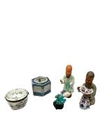 ENSEMBLE d'objets asiatiques comprenant : 
Un PHOTOPHORE en porcelaine bleu...