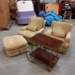 Deux fauteuils en velours et un repose-pied, années 1980 (taches,...