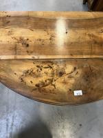 TABLE A VOLETS de section ronde en bois naturel posant...