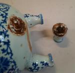 BRULE-PARFUM en porcelaine à décor de fleurs de lotus et...