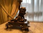 BOUGEOIR en bronze à patine brune à décor d'Oni assis...