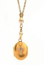 MEDAILLON porte-souvenir en or jaune orné d'une croix sertie de...