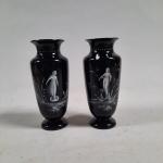 Deux vases en verre overlay noir à décor en camaïeu...