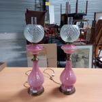 Une paire de LAMPES en verre opalin rose, monté sur...