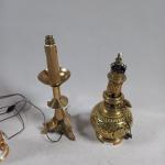 Deux LAMPES en métal doré : Pique-cierge sur piètement tripode,...