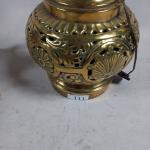 Deux LAMPES en métal doré : Pique-cierge sur piètement tripode,...