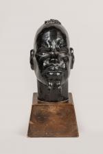 Favin
« Tête d'africain »
Sculpture en bois patiné noir sur socle...