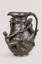 Jean Garnier (1853-1910)
« Nymphe des arts »
Vase en étain. Signé....