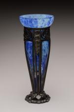 Delatte attribué à
Vase de forme conique en verre marbré dans...