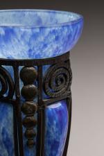 Delatte attribué à
Vase de forme conique en verre marbré dans...