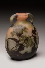 Gallé
Vase de forme gourde à deux anses appliquées à décor...