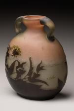 Gallé
Vase de forme gourde à deux anses appliquées à décor...