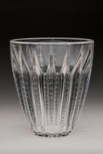 René Lalique (1860-1945)
Vase modèle « Chamonix » en verre moulé...