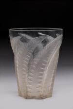 René Lalique (1860-1945)
Gobelet modèle « Hespérides » en verre moulé...