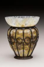 Schneider
Vase de forme bombée à col ouvert en verre marbré...