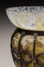 Schneider
Vase de forme bombée à col ouvert en verre marbré...