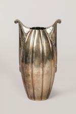 Roux-Marquiand
Vase de forme ovale en métal argenté à deux anses...