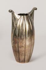 Roux-Marquiand
Vase de forme ovale en métal argenté à deux anses...