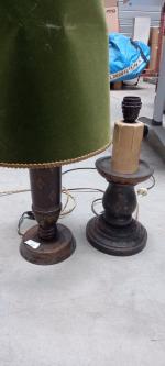 DEUX LAMPES en bois noirci à décor de lambrequins. 
H....