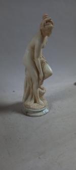 D'après Christophe-Gabriel ALLEGRAIN
"Vénus au bain" en albâtre, socle en marbre....
